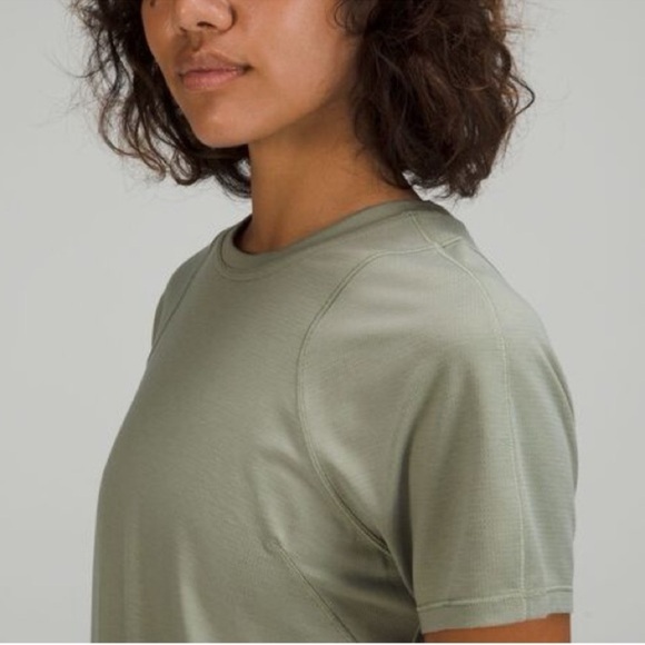 Lululemon Lightweight Cinched Hem Hiking T-ShirtLaurel Green Top Shirt - Picture 4 of 6
